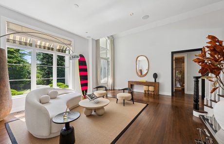 7 30-9 Bull Path Close East Hampton 0924 FrontRoom