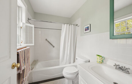 28-25 Carver St Sag Harbor 6248 GuestBathroom